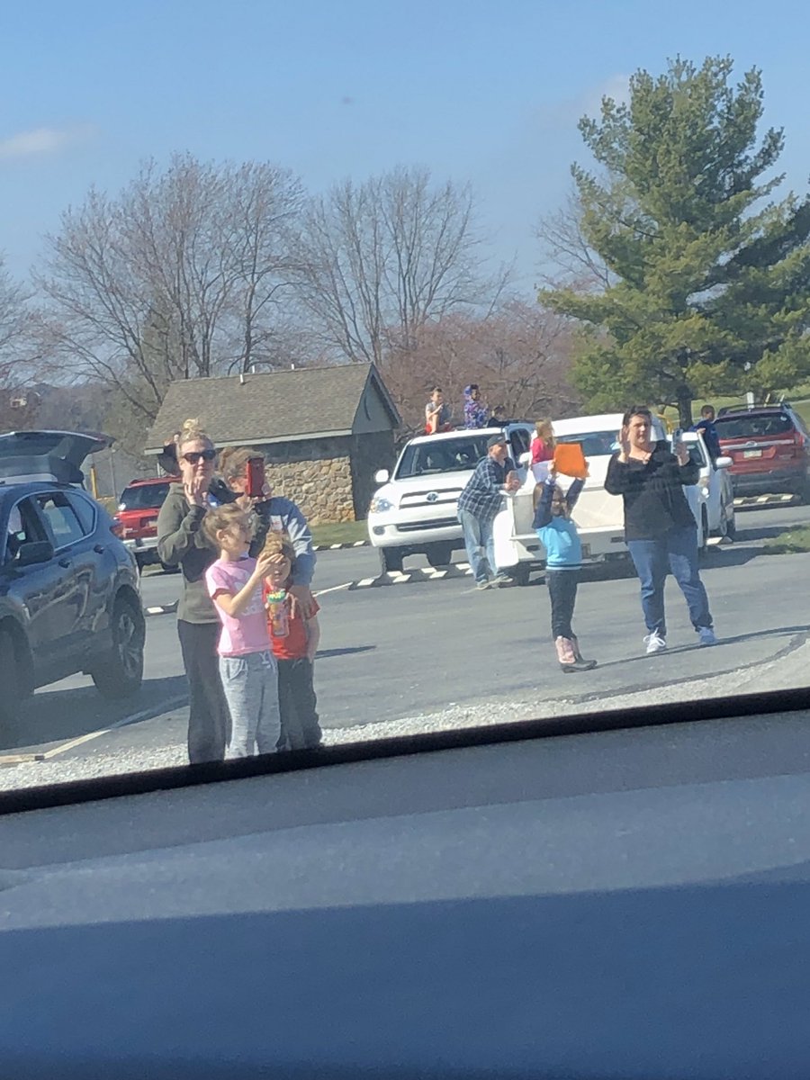 karensomervil17's tweet photo. What a great day for a parade! So happy to see students, parents, and my fellow teachers. My girls and I had an amazing time! #fesproud #WarriorPride https://t.co/qYPlwPfQU2
