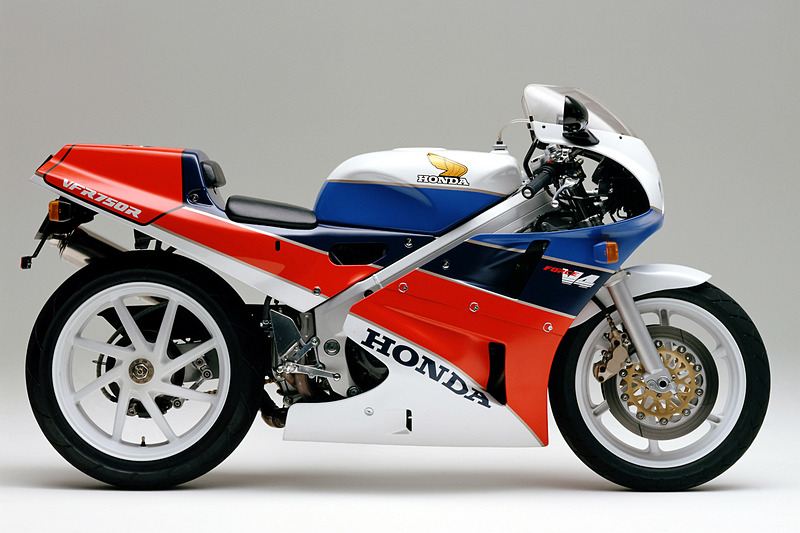 car_watch's tweet photo. ホンダ、1987年発売の「VFR750R(RC30)」対象リフレッシュプラン開始 https://t.co/Tn7Zcbr5dZ #VFR750R #honda #大阪モーターサイクルショー #TMCS #TMCS2020 https://t.co/gsEwIOMnKY