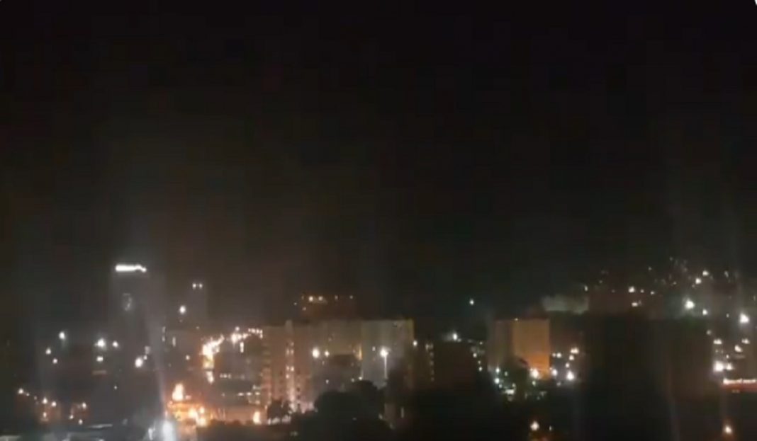 desmovenezuela's tweet photo. EN DESARROLLO
Vecinos de Naguanagua específicamente al frente de fuerte paramacay indican movimiento de militares motorizados encapuchados y se fuertes detonaciones por favor quien puede confirmar está informacion #Carabobo https://t.co/7URKXo85lH