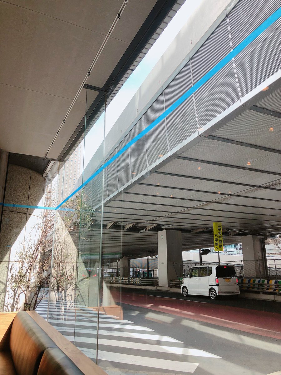 socialtypeorg's tweet photo. この2mの青い線まで海面が上昇すると考えると、この道を通る車も沈み、私たちが歩く道も見えなくなるということ。

#socialtype https://t.co/aDBVVx8iVc