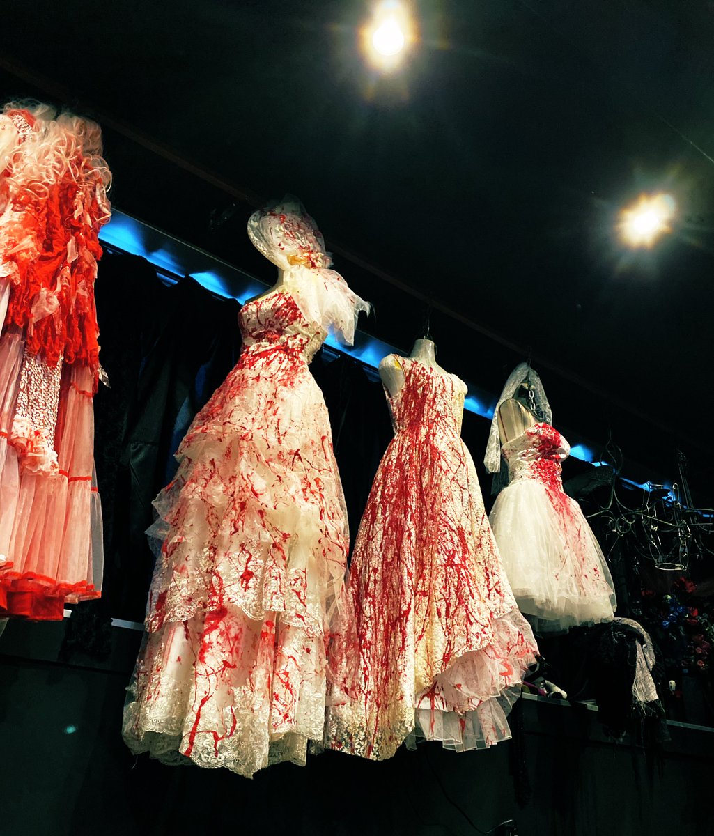 NAOTOです。血にまみれた花嫁。
今年2020年に挙式を挙げるとの事で、血のドレスが嫁に出て行きました。
幸せと死の共存するこういった世界観は過去では考えられなかった事。
デザインや感覚は時代によって移り変わる。
#HAPPYWEDDING