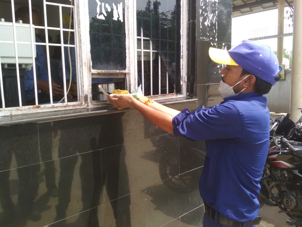 BPCLRetailMtr's tweet photo. Our foot soldiers "Tanker Drivers" ensure fuel for vehicles supplying essential commodities to people. In this Corona lockdown, all dhabas, food joints are closed. #BPCL #MathuraInstallation provides food to "Drivers". They face hardships for you and we care for them. https://t.co/cWO4G7kssm