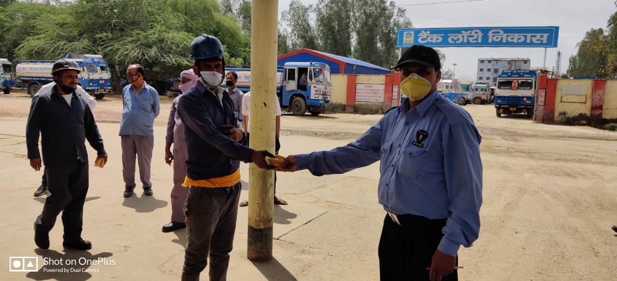 BPCLRetailMtr's tweet photo. Our foot soldiers "Tanker Drivers" ensure fuel for vehicles supplying essential commodities to people. In this Corona lockdown, all dhabas, food joints are closed. #BPCL #MathuraInstallation provides food to "Drivers". They face hardships for you and we care for them. https://t.co/cWO4G7kssm