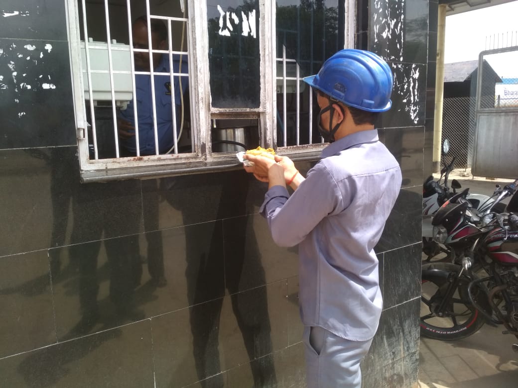 BPCLRetailMtr's tweet photo. Our foot soldiers "Tanker Drivers" ensure fuel for vehicles supplying essential commodities to people. In this Corona lockdown, all dhabas, food joints are closed. #BPCL #MathuraInstallation provides food to "Drivers". They face hardships for you and we care for them. https://t.co/cWO4G7kssm
