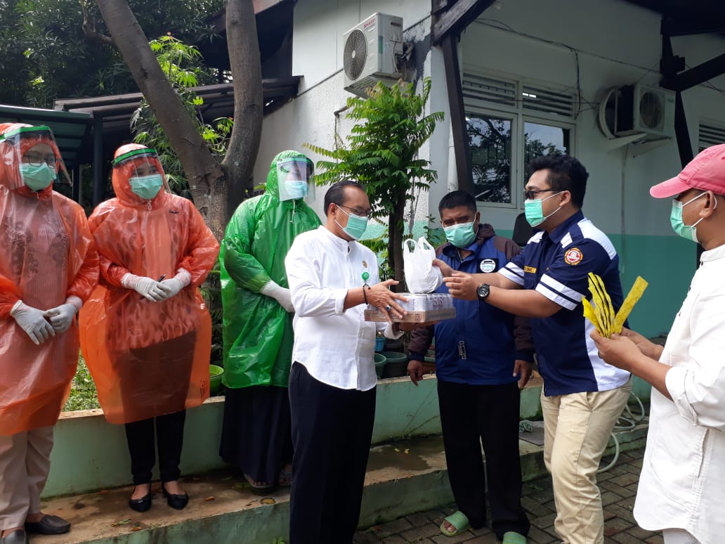 seruaindah's tweet photo. Pak Lurah Serua bersama Karang Taruna menyerahkan bantuan Vitamin C dan Susu Beruang utk para tenaga medis dan paramedis di Puskesmas Serua cc @seputarciputat @SeputarTangsel @INFO_PAMULANG @humastangsel #JumatBerkah https://t.co/FCfYtc9pEb