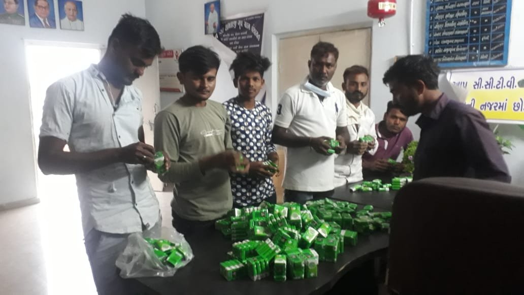CdhoSabarkantha's tweet photo. We find angles in temple but our driver Mr. Pravinbhai from khedbrahma block health office has disturbed 500 #Dettolsoap in  native village gadhda on his #birthday in this hard time. They have also done IEC for #handwashing . #happybirthday dear Pravinbhai. God bless you. https://t.co/oArLke7luD