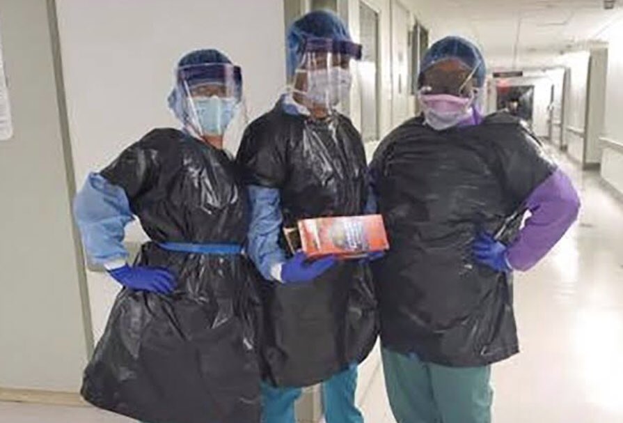 Trabajadora de salud usando bolsas de basura como equipos de protección personal: no es Somalia, es EEUU.