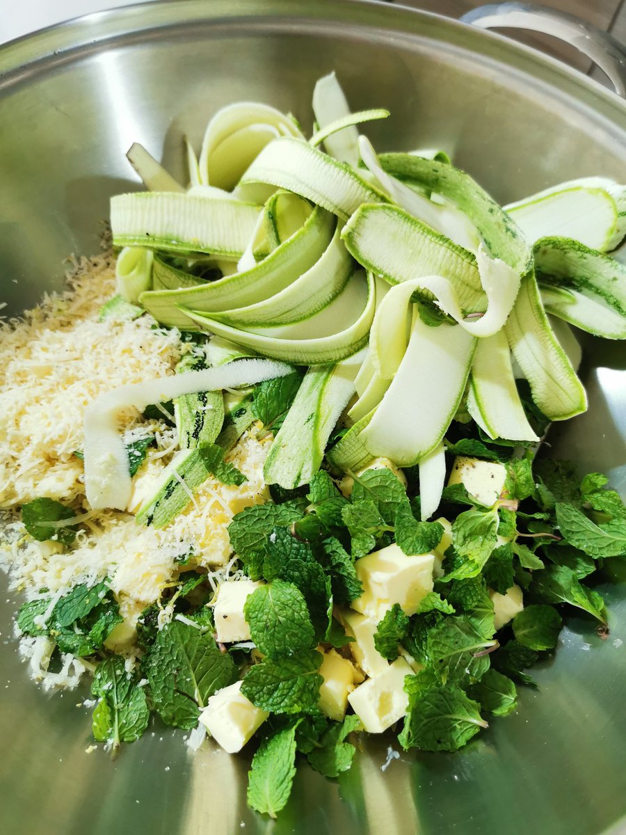 gabrielpretel's tweet photo. Aproveitando a #quarentena para brincar com mais frequência na #cozinha. Sobre essa combinação linda e saborosa. 😋😋😋 Volta @masterchefbr. Receita do canal da  Chef @PaolaCarosella. https://t.co/ZnUQxnsLYe