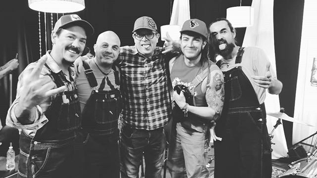 DrZeuz's tweet photo. Con @genitallicamx en su #Acústico de @jaliscotv.
.
.
#Guadalajara #JaliscoTV #genitalica #unplugged #musica #sincables #rock #genitalica #musicos #MusicaParaEstarEnCasa #quedateencasa #chavoruco https://t.co/hT19LT4tKT https://t.co/BNJS1H1PjJ