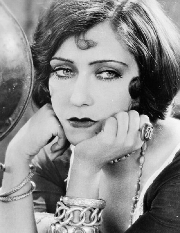 きぬきぬ 3 27はサイレント時代に活躍した大女優 グロリア スワンソンの生誕日 19 3 27 19 4 4 ビリー ワイルダー監督 サンセット大通り で知られてると思うから 画像はサイレント映画時代で きぬきぬ 3 27はサイレント時代に活躍した大女優 グロリア スワンソンの生誕日 19 3 27 19 4 4 ビリー ワイルダー監督 サンセット大通り で知られてると思うから 画像はサイレント映画時代で