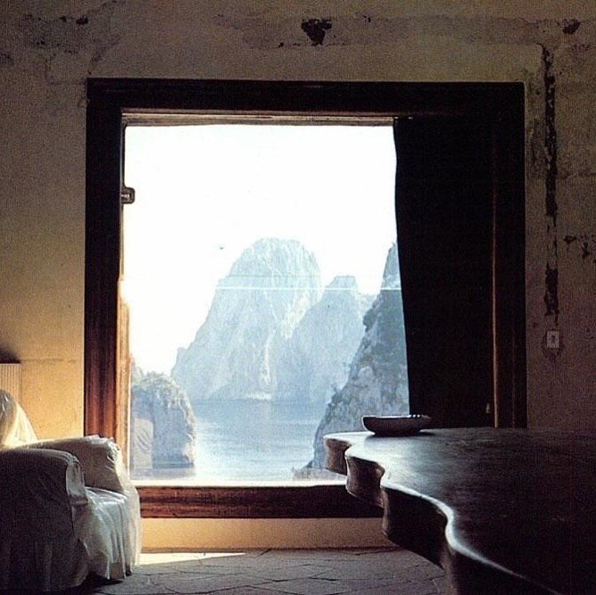 JMOlivesi's tweet photo. Par la fenêtre de la Casa Malaparte à Capri : un paysage de Léonard de Vinci ... ( les îlots Faraglioni) https://t.co/ViWNgUNCfi