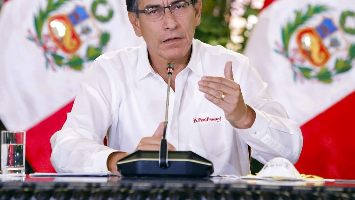 T13's tweet photo. Perú suspende cotizaciones de abril en las AFP para que trabajadores reciban ese dinero » https://t.co/fNRCr6SOfF https://t.co/YlJLZzMVwG