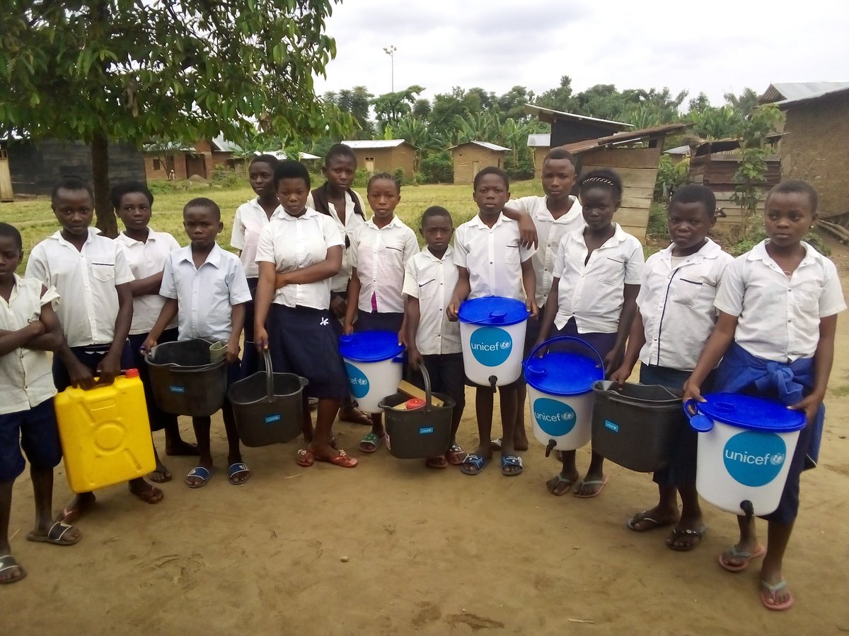 Socoac2's tweet image. Dans le cadre de la prévention contre la maladie a virus Ebola et les maladies de mains sales la Socoac a distribuer les kits de lavages de mais dans les écoles de la zone de santé de Mutwanga a partenariat avec l'Unicef