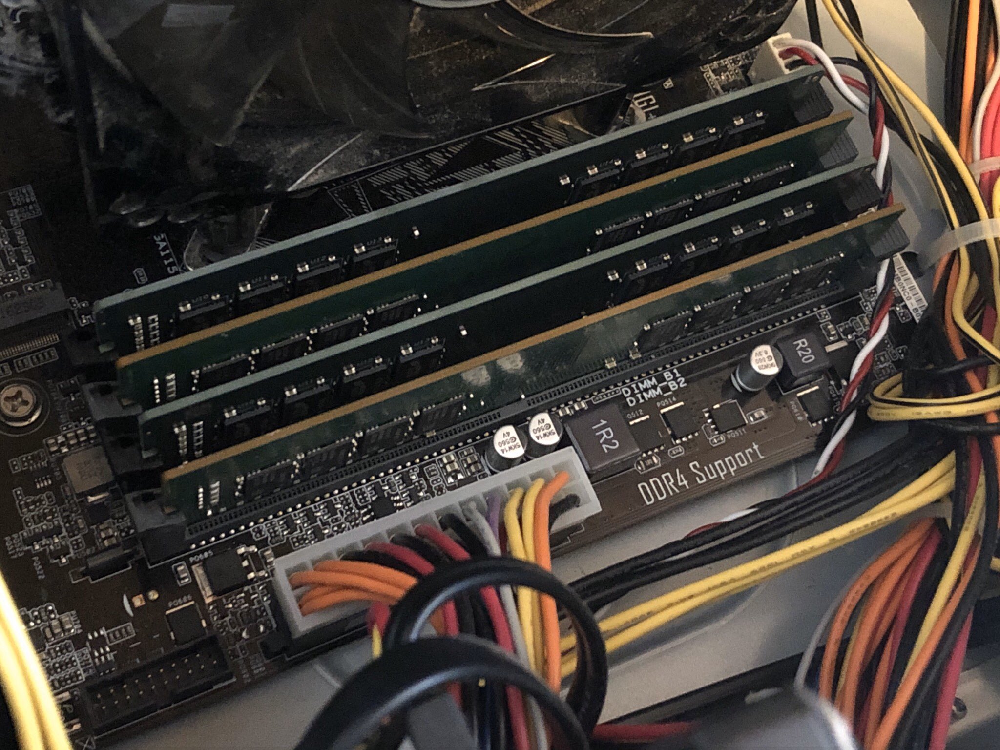 ぽち 出現画廊 23日 メモリ増設したらpcが起動しなくなった 画面が黒いまま Dimm1と3 Cpuに近い方の2つ のいずれかに刺さっていると起動しない模様 どういうこと 1枚目は起動し 2 3 4枚目は起動しない T Co 2xxdwrkl6p Twitter