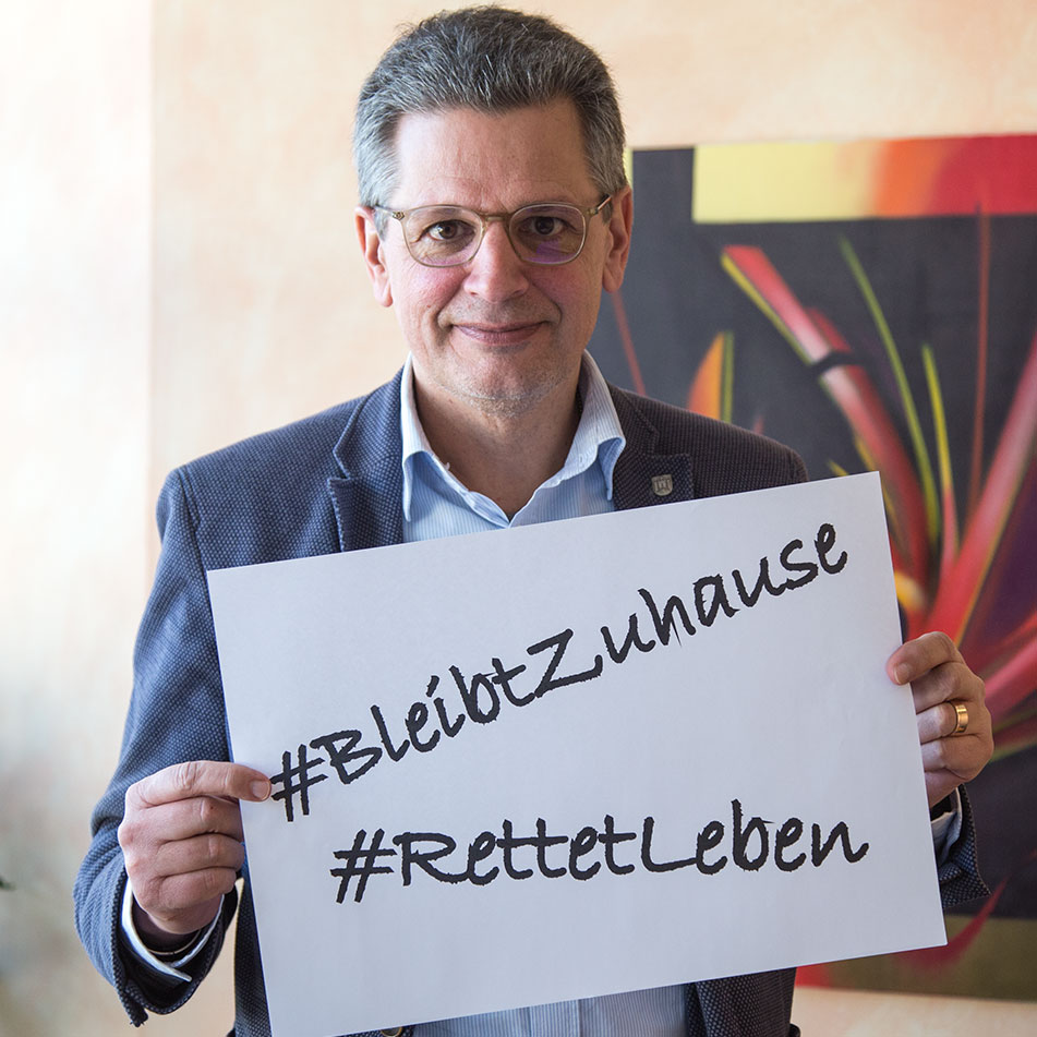 KlausPipke's tweet photo. #BleibtZuhause #RettetLeben Das ist heute die wichtigste Botschaft. Danke den Mitarbeiter*innen der Verwaltung, allen Ärzten, Pflegekräften, Helfer*innen! Klaus Pipke, Michael Walter (1. Beigeordneter), Martin Herkt (Beigeordneter), Jochen Breuer (Zivil- und Bevölkerungsschutz) https://t.co/icaUFXtYwg