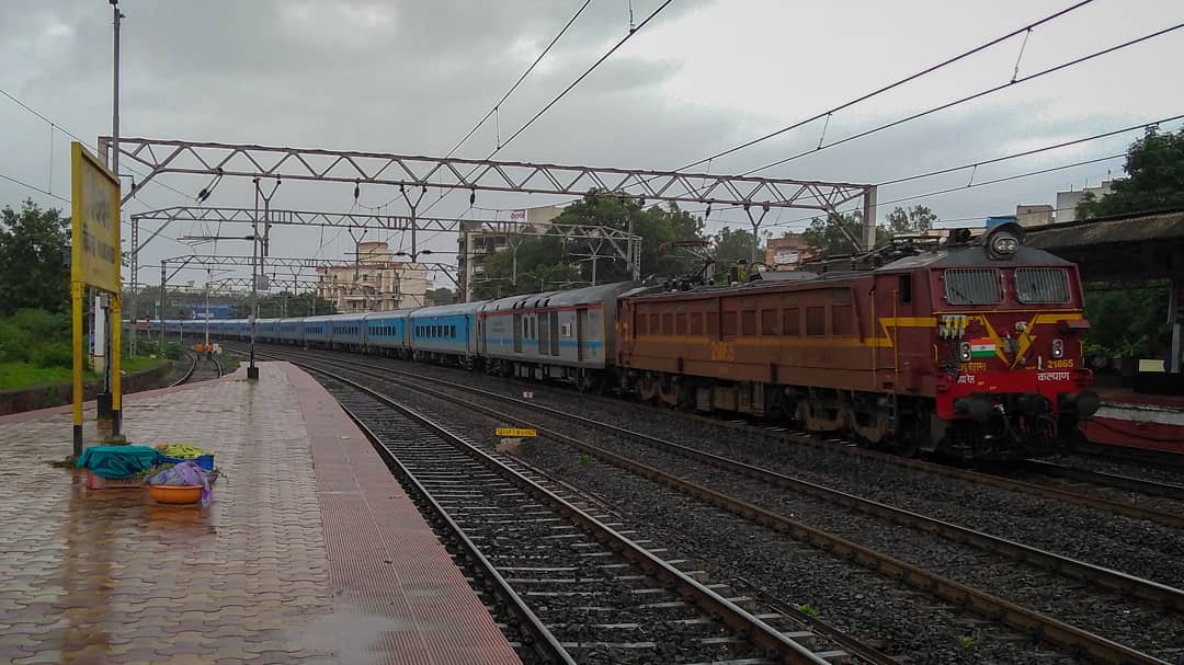 atharva_21941's tweet photo. Throwback to the rains of 2018! #12127 Mumbai โ Pune Intercity Express skipping Chinchwad with Kalyan WCAM 2 on an overcast morning!
#IndianRailways #CentralRailways #IRFCA #KALYAN #WCAM2 #WCAM2P #KYNWCAM2 #KYNWCAM2P #IntercityExpress
@Central_Railway @drmpune https://t.co/DpDVc9TfAv