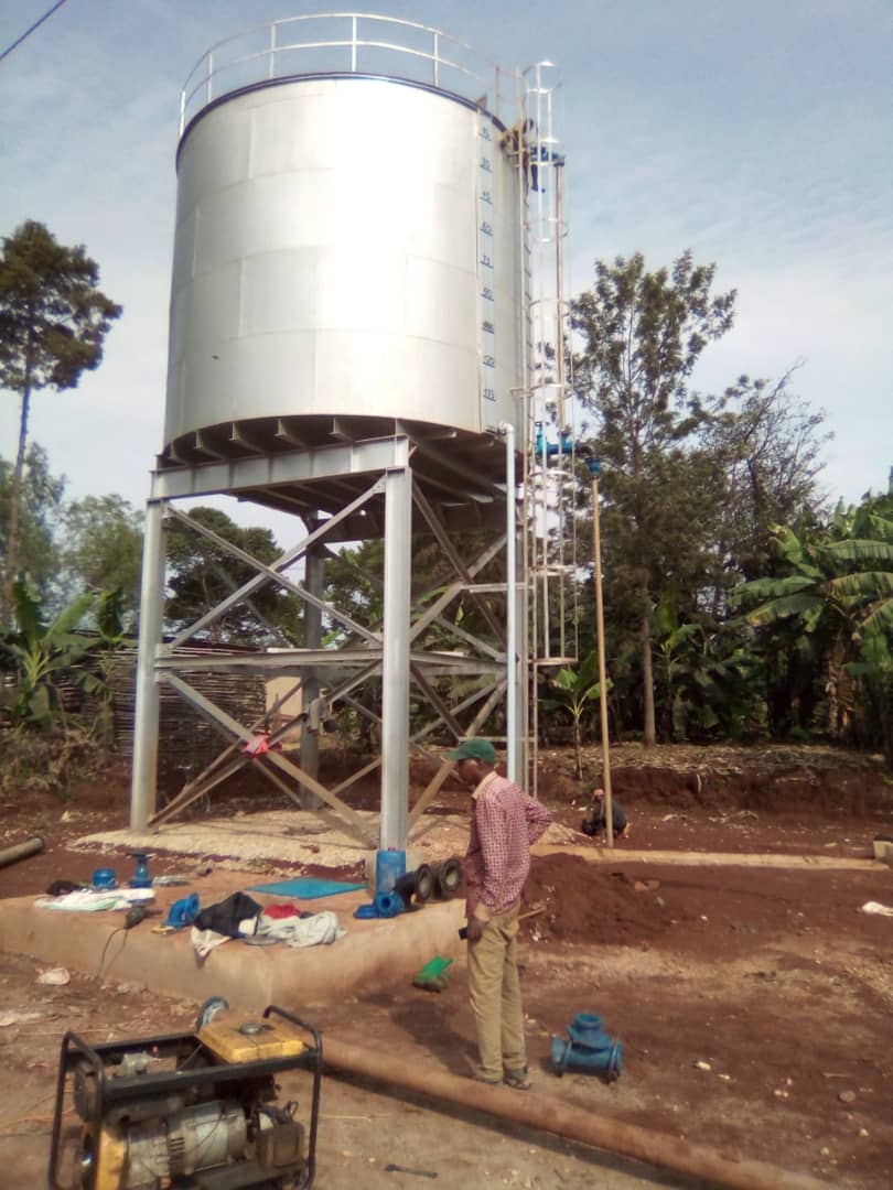  7.000 l d'eau potable livrés par la  @Regideso_bdi avec l'appui de l' @RESCUEorg- #Muyinga aux voyageurs mis en quarantaine pour prévenir les risques de propagation du  #COVID19, à l'hôtel Palais de Nazareth de  #Kobero, en commune  #Butihinda #Burundi  #CoronaVirusUpdate