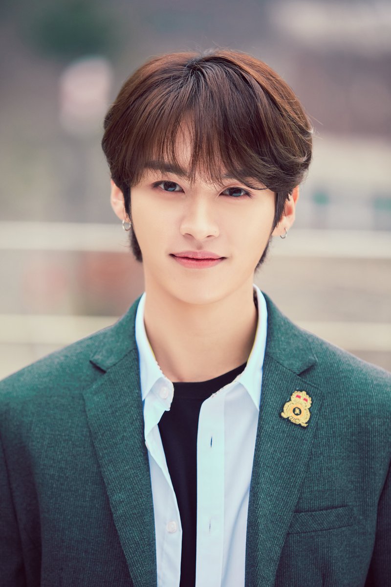 Stray_Kids's tweet photo. [스키지기]
스키지기가 돌.. 🤭 아니 스키즈가 돌아왔다!!! "바보라도 알아" B컷 보니 저절로 미소가 피어난다🌸 세계에서 제일 높은 산은⛰ 에베레스트가 아니라 B컷 보는 스테이 광대💕😘 바보라도 알아~ 사랑스러움의 의인화는 스키즈 라는 걸~🎶💘 https://t.co/6q409wIa8N