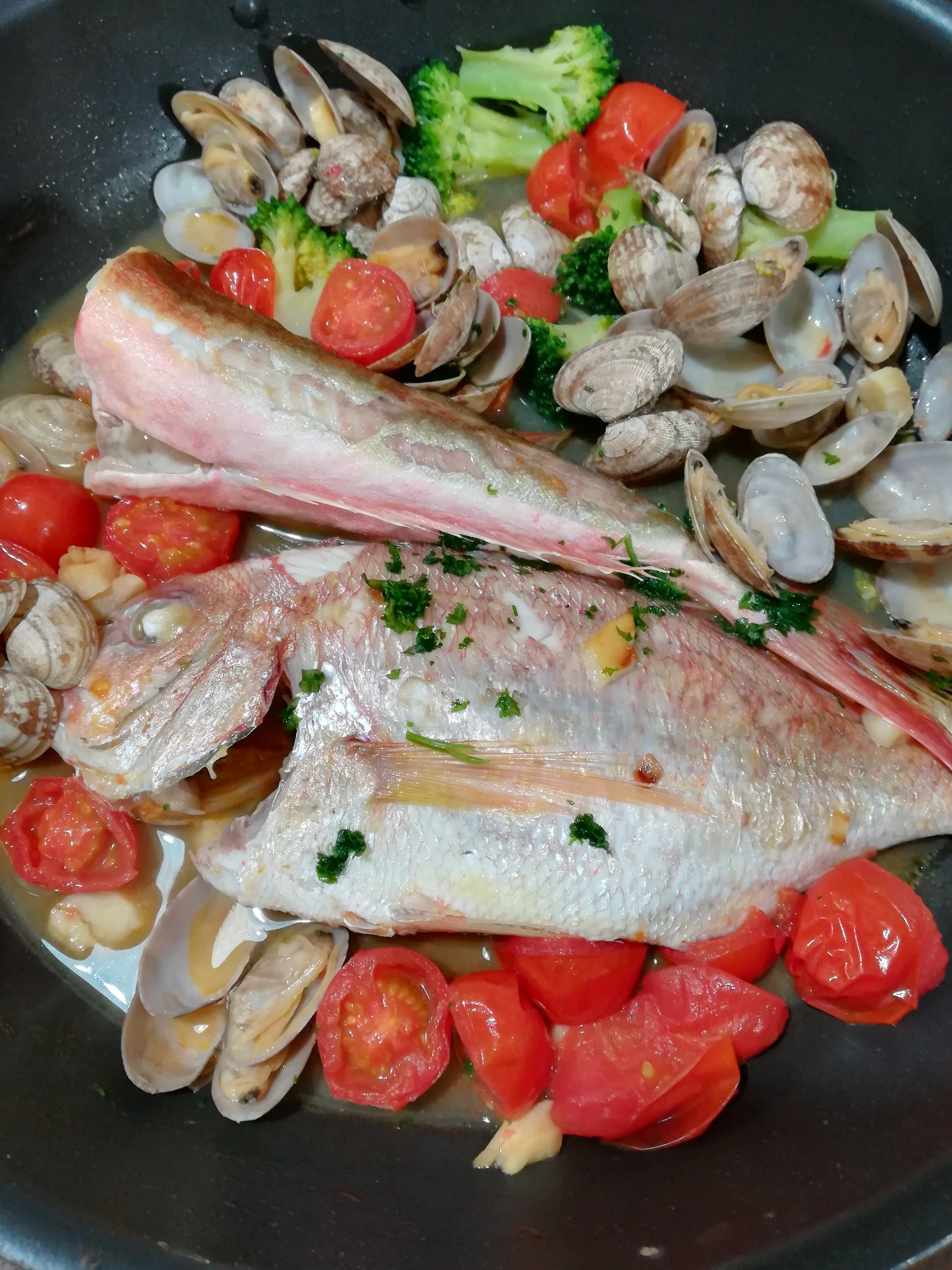 تويتر 川味 على تويتر 夕飯はホウボウとチダイのアクアパッツァを フライパンのまま食卓へ 寧波で マナガツオとアサリとエビを使ったほとんど同じ味の組み立ての料理を麺に合わせて食べたときには考えることは似るものだと感心した T Co Qunpj9eswk