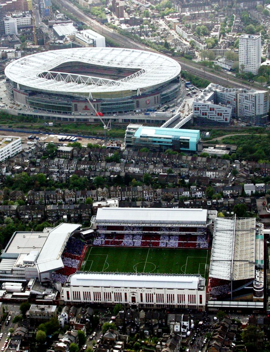 De twee stadions van Arsenal: Highbury en het Emirates.