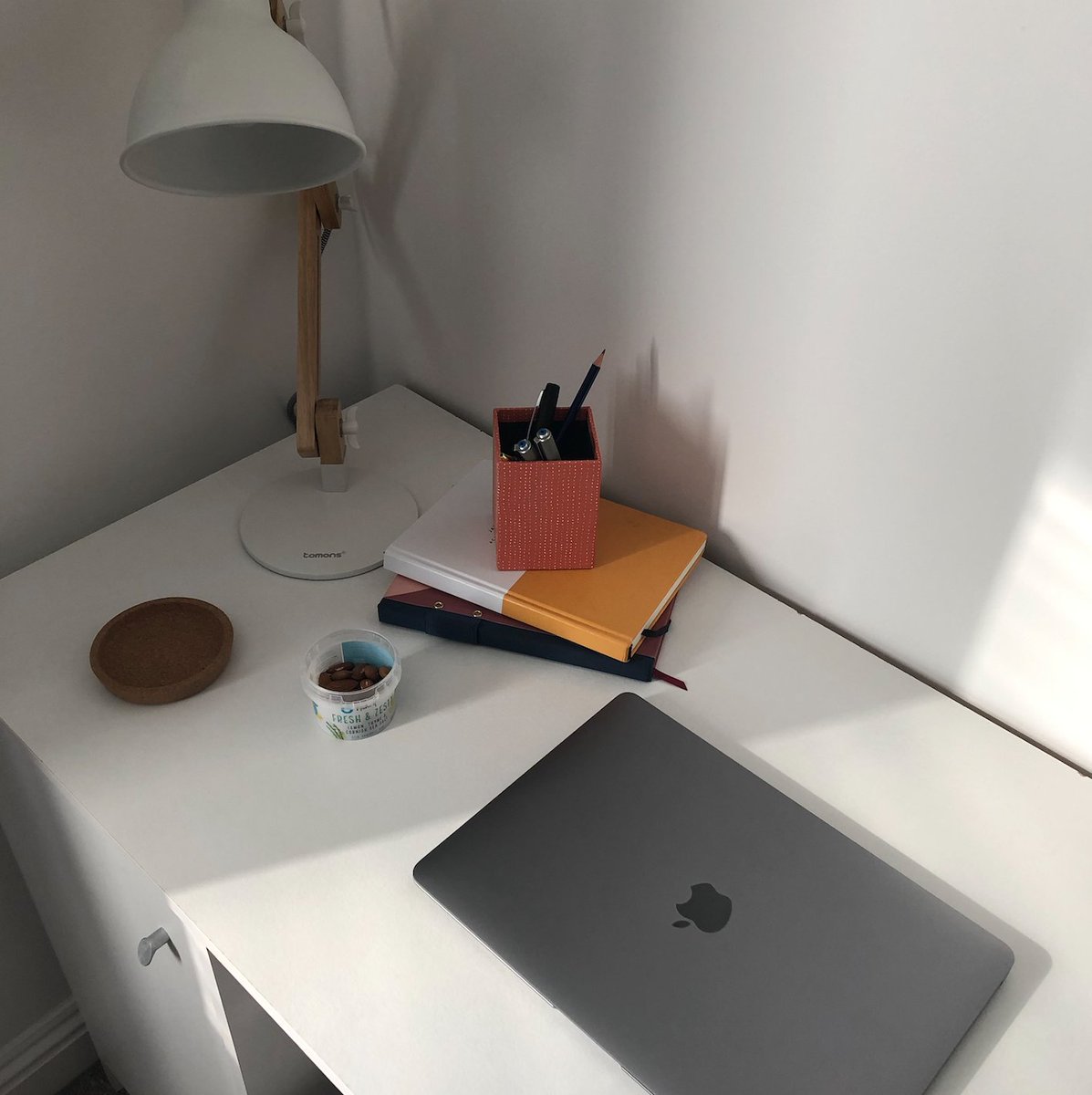CornishSea_Salt's tweet photo. Working from home with our little pot of snacks to keep us going π€
Top tip: leave a little bit of salt left in the tub, fill it with almonds and give it a good shake for a #SimpleSeasoning snack!
#SeaSaltDifferently #SeaSaltHacks https://t.co/dLpWdVigL2