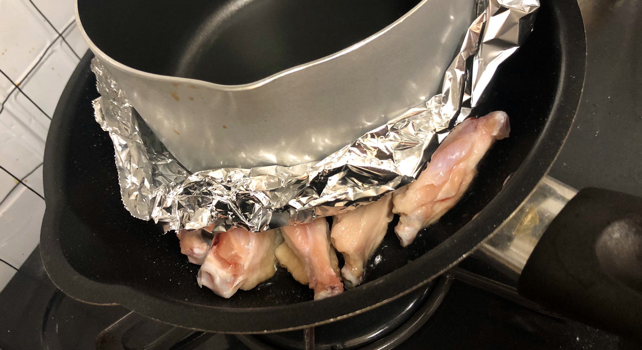 麦ライス シェフ 料理家 鶏皮をカリッカリにするテクニック 鶏肉に塩胡椒をしたら 皮を下に向けアルミホイルの上にフライパンを乗せて焼くと皮がカリッカリに仕上がります 弱火でゆっくり最低でも8分 10分触らず我慢 油が跳ねるのでしっかり覆いかぶせ