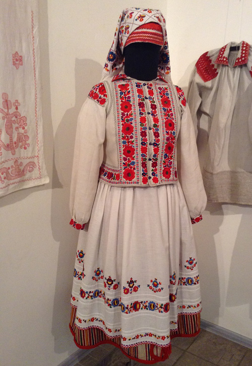 Traditional women’s wedding attire from Yavoriv district Lviv region of Ukraine. The pieces are adorned with floral embroidery. Really charming!
#weddingcostume #weddingclothing #Ukraine #vintagecostume #vintageclothes #floralembroidery #embroidery #folkdress #folkcostume