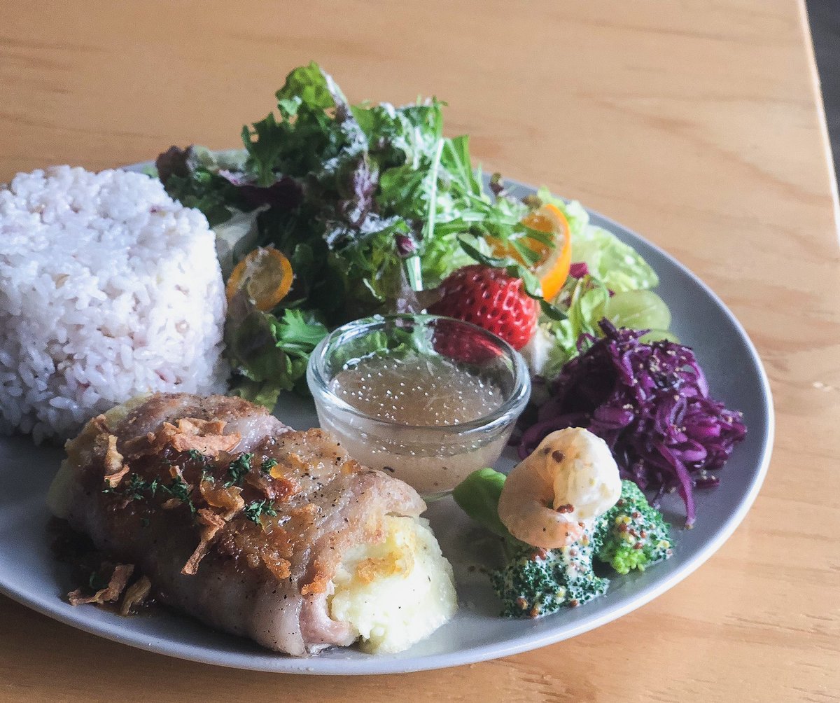musubi1025's tweet photo. 明日からlunch menuが変わります👨‍🍳🍴
plate lunch２種類🥗
・チキン南蛮
・チーズinマッシュポテトの包み焼き（限定10食）
Pasta lunch🍝
・菜の花とベーコンのクリームパスタ
pizza lunch🍕
・ピリ辛チョリソーのトマトチーズピザ
お昼は以上の４種類と���子様プレートになります♩ https://t.co/4pHIiYncI5