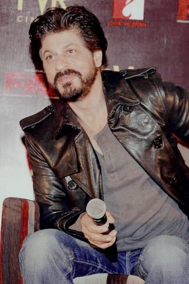 amirasayed744's tweet photo. Jumma Mubarak.
#ShahRukhKhan💛 
 🌙⭐️
Do not forget to read Surah Al-Kahf and send loads of Salutations upon Prophet Muhammad Sallahu ailahi Wa Sallam and make Duas for the Entire Ummah Muslims 💚🌹
@iamsrk https://t.co/KdVCXv72Q8