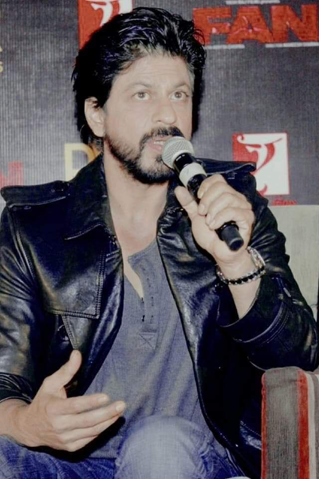 amirasayed744's tweet photo. Jumma Mubarak.
#ShahRukhKhan💛 
 🌙⭐️
Do not forget to read Surah Al-Kahf and send loads of Salutations upon Prophet Muhammad Sallahu ailahi Wa Sallam and make Duas for the Entire Ummah Muslims 💚🌹
@iamsrk https://t.co/KdVCXv72Q8