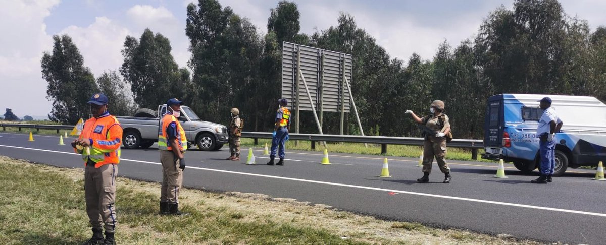 GTP_Traffstats's tweet photo. #LockDownGauteng
Collaborative Ops at various points of entry into Gauteng.
Non compliant motorists are being turned around ... Go back.
#21daylockdownSA
GTP @GP_CommSafety EMPD @City_Ekurhuleni @TMPDSafety @SANDFCorpEvents @city_mogale
Ops in several areas
@FaithMazibukoSA https://t.co/VDHPufMyzo