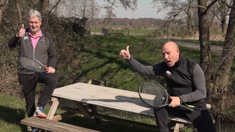 Kids van LTV Leusden! Vervelen jullie je al zonder tennis? Gelukkig kun je ook zonder tennisbaan tennissen. Kijk maar eens naar het filmpje van Arjan en Martijn...
youtu.be/6iomWm4iq3I

#leusden #tennis #ltvleusden #bewegen #kids #jeugd