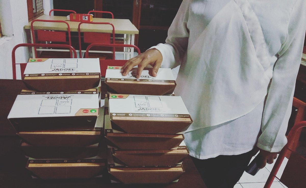 aissssss12's tweet photo. Bersama kita bisa team. @masshitasukibbq menyerahkan nasi kotak untuk tim medis @rumahsakitdurensawit .Jakarta timur. Mari berpartisipasi dan bahu membahas  dalam melawan pandemi covid-19 
@emakWulan @tatairianty @wierrhem @HRAcademy_ID https://t.co/XiVyMzZIGS