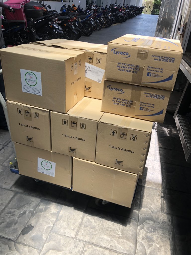 tabung10sen's tweet photo. Pada hari yg sama 25.03.2020 stock untuk hand glove &amp; sanitizer pun sampai. Alhamdulilallah. Bagi hand glove &amp; sanitizer, bayaran masih belum dibuat memandangkan kami masih lagi  menunggu stock untuk suit &amp; mask pada supplier yang sama. Bila semua barang dah sampai baru payment. https://t.co/SycjZdL8mc
