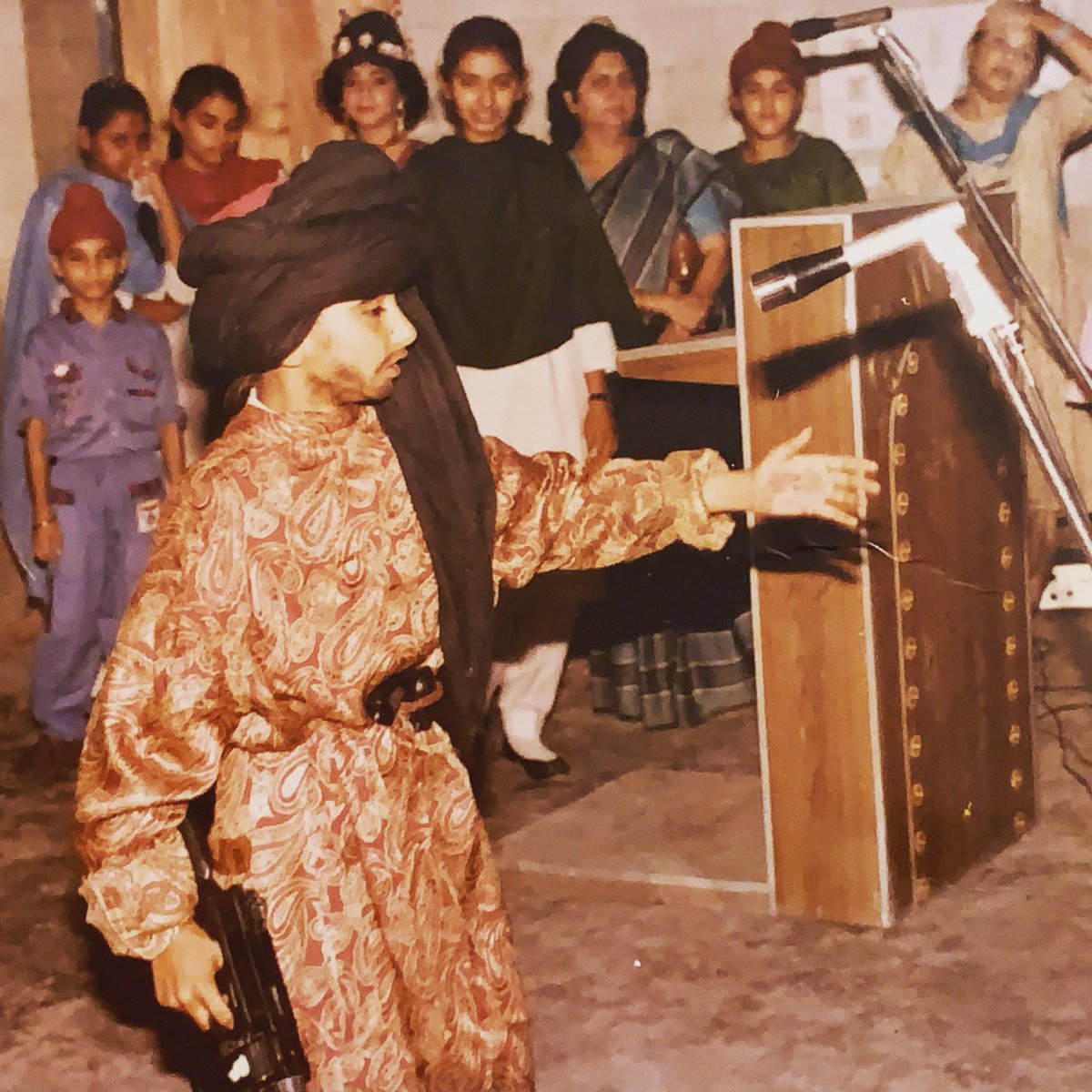 asliyoyo's tweet photo. When I enacted Shri Amitabh Bachan at my school competition and won the best price for it. Played his character from the movie ‘Khuda Gawah’.
#majorthrowback #yoyohoneysingh #stayhome https://t.co/YDEG1b65RJ