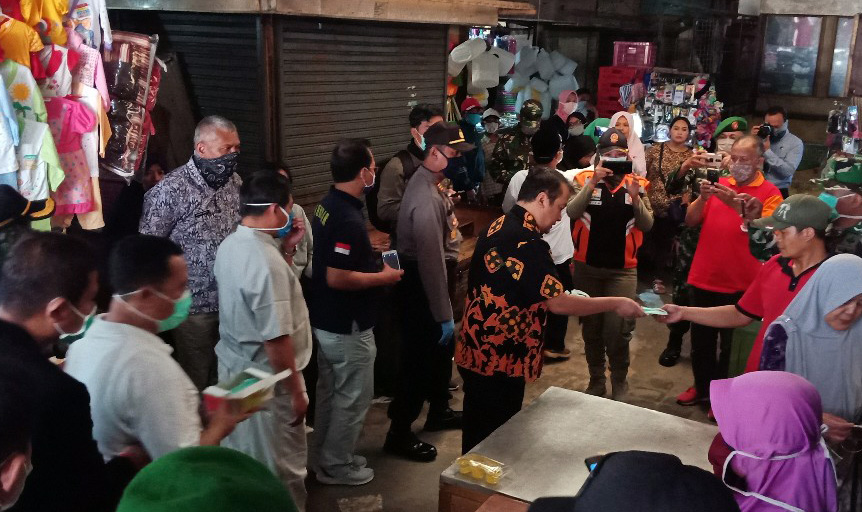 wonosobohebat's tweet photo. Bupati Bagikan Ribuan Masker di Pasar Kertek - https://t.co/Rn17vjlRAx

#Wonosobo #WonosoboKab #TheSoulofJava https://t.co/kfaSgLQP6t