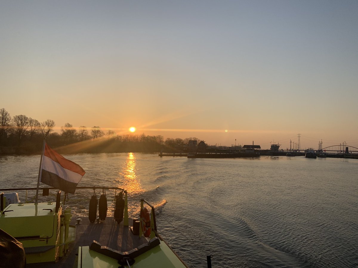 VLW_Michael's tweet photo. 🌅 | Goedemorgen, ochtenddienst op de #RWS70. Tot nu toe geen bijzonderheden.  @Rijkswaterstaat https://t.co/frRV0tLFTs