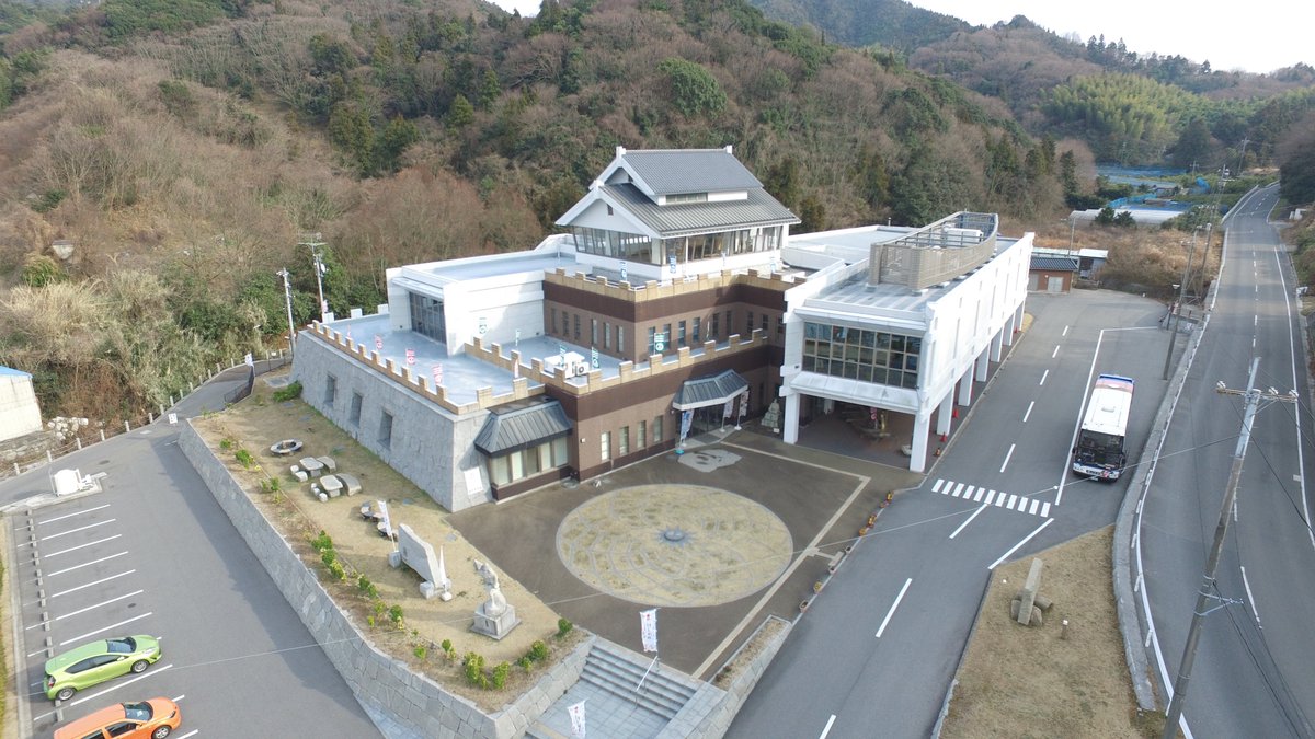日本遺産 村上海賊 令和元年度も残り5日 ということは村上水軍博物館の名称も残り5日 平成16年10月の開館以降 宮窪地区のシンボルとして君臨してきた村上水軍博物館 4月から 村上海賊ミュージアム へと改称し新たなスタートを踏み出します 日本遺産 村上海賊 令和元年度も残り5日 ということは村上水軍博物館の名称も残り5日 平成16年10月の開館以降 宮窪地区のシンボルとして君臨してきた村上水軍博物館 4月から 村上海賊ミュージアム へと改称し新たなスタートを踏み出します