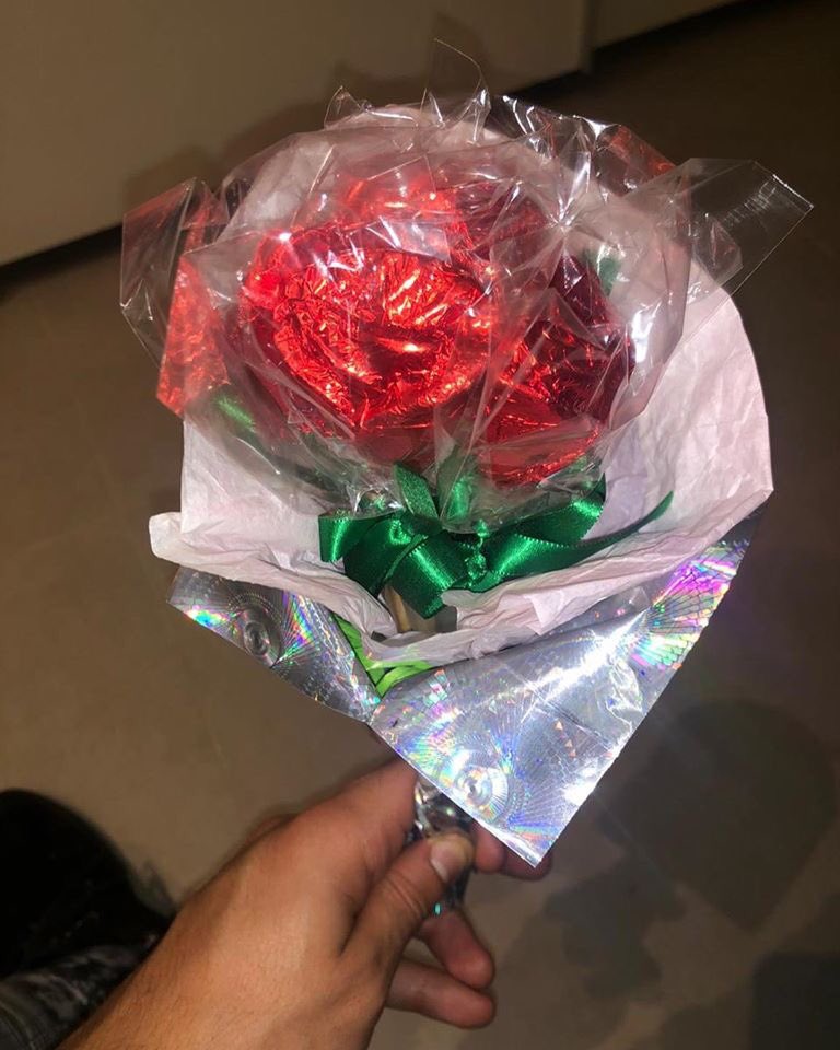 BeltranFood's tweet photo. BUQUÊ DE ROSAS DE CHOCOLATE 💐🍫❤️⠀⠀⠀⠀⠀⠀⠀⠀
Nosso cliente aproveitou a leva de pedidos de rosas para o DIA DAS MULHERES e fez uma linda surpresa de aniversário para sua irmã 

Tem algo melhor do que receber uma surpresa como essa?! 
⠀⠀⠀⠀⠀⠀⠀⠀
#diadasmulheres https://t.co/zVZpu3RDf2