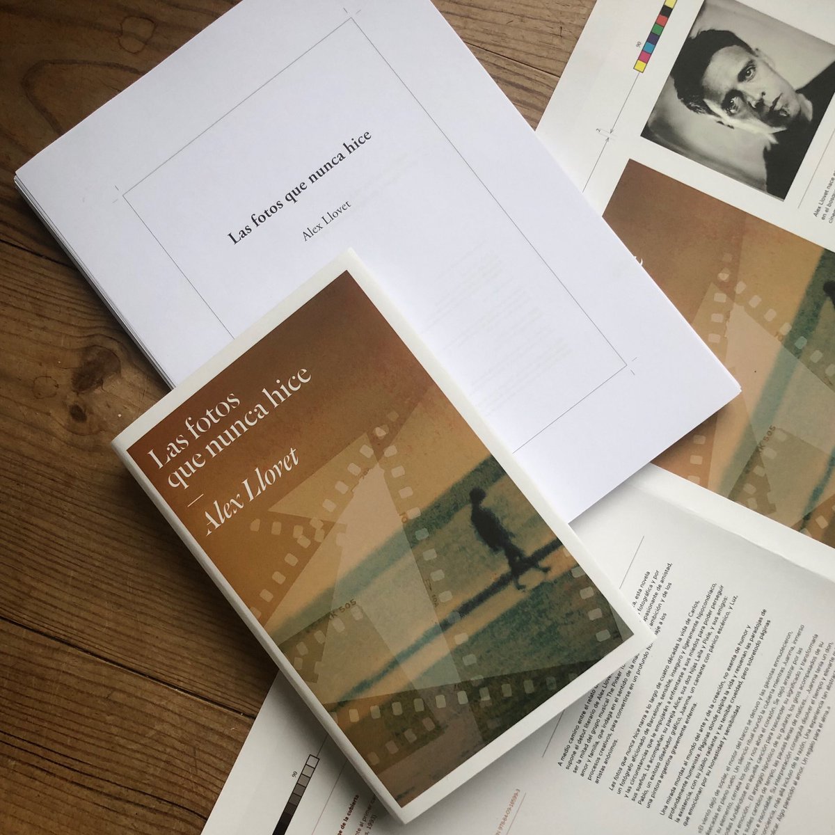 Acabo de recibir las pruebas de impresión de la cubierta de mi novela... ¡Emoción máxima! También de su tripa para una última revisión. Ya solo quedan dos semanas para acabar el Verkami y aún nos queda un tramo para alcanzar el objetivo... ¡Anímense señoras y señores! ;)