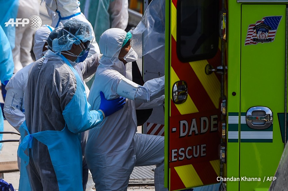 AFP's tweet photo. Latest on the Pandemic:

US now has more COVID-19 infections than any other country 

https://t.co/fOWEH5JYnn

📸 Medical staff help a COVID-19 patient in France; travellers at Rome airport; greeting arrivals at Kuwait airport; US Coast Guard helps sick cruise ship crew in Miami https://t.co/09aYRIfCAO