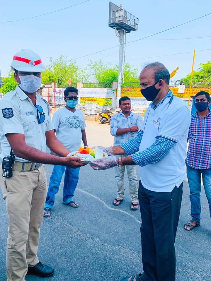 ChininganiN's tweet photo. @SERVENEEDYNGO
#GOUTHAM ANNA & SERVE NEEDY TEAM HYD
#
@KTRTRS
#FACEBOOK_ SERVE NEEDY https://t.co/bl9nPKWRAt