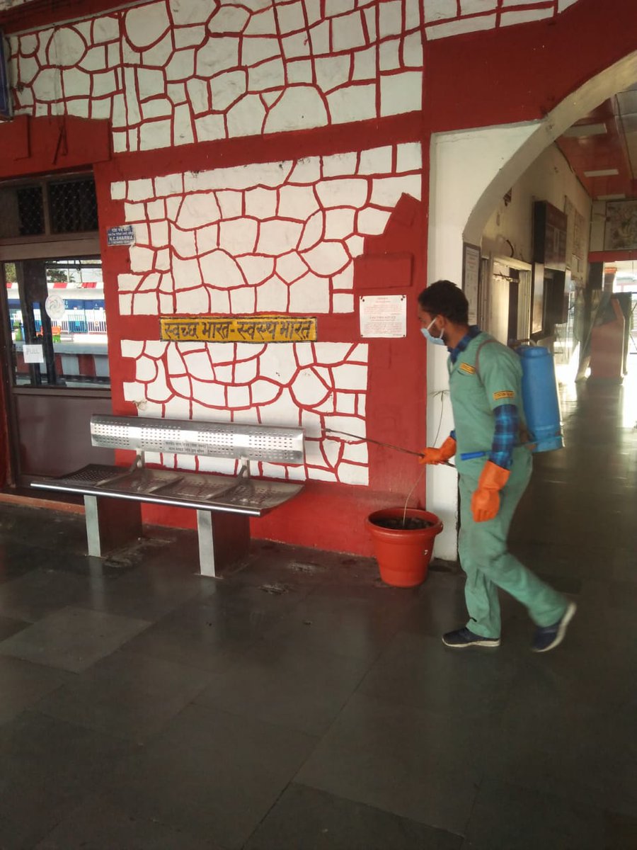 DehradunRailway's tweet photo. Cash reward initiative by #Stationdirector to encourage #स्वच्छता_के_सिपाही
#coronawarriors
@drm_moradabad 
@srdcmmb https://t.co/LlbXnLYdsb