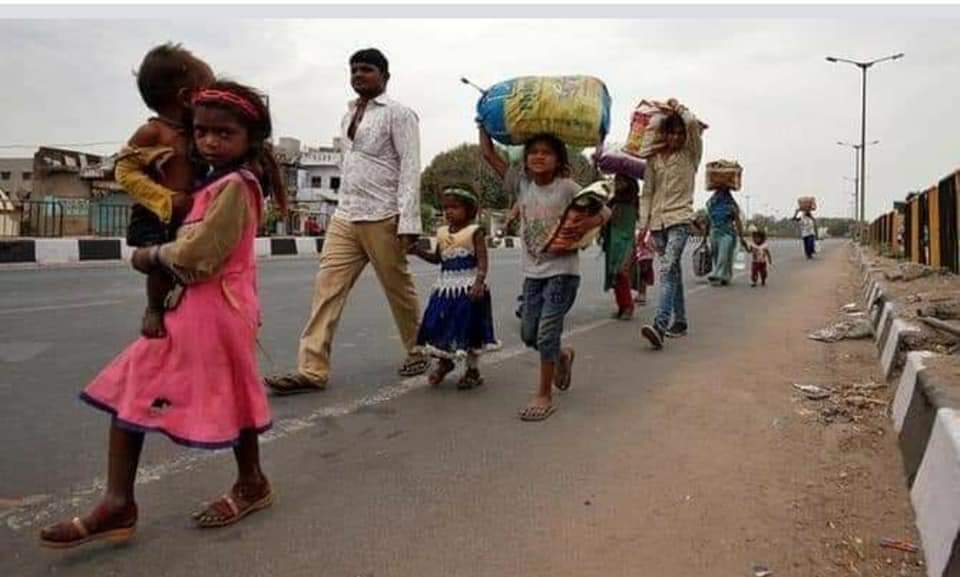 Ajaysingh_ddugu's tweet image. पैदल चल रहे भूखे गरीब लाचार और बेघरों से जो व्यवहार किया जा रहा है....फिर भारत सरकार खाड़ी या अन्य देशों में फसे भारतीयों क्यों भारत वापस ला रही या लाई है। सरकार को सोचना चाहिए