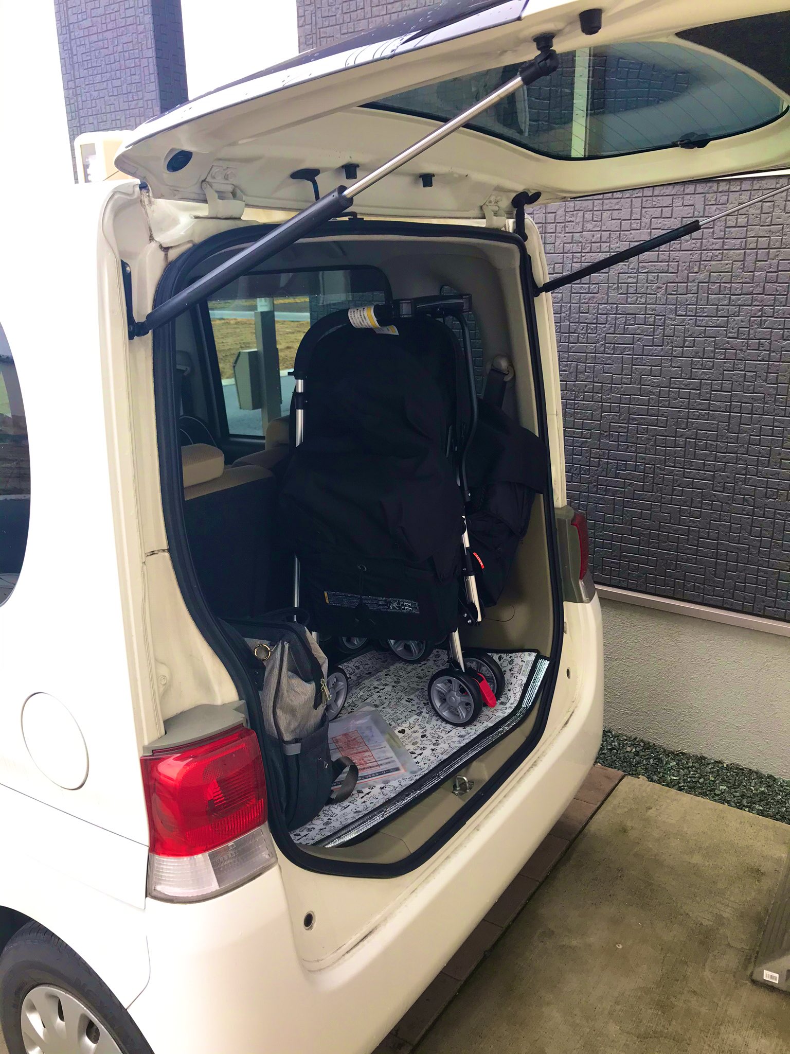 さら 双子2さい 二人乗りベビーカーcombiのツインスピン感想 軽自動車 タント に乗せれた また車椅子が通る道も通れた 思ったより軽くて操作性もいい ただしその分地面の揺れもダイレクトに子供達や手元にくる そして下のカゴが思った以上に物を入れ