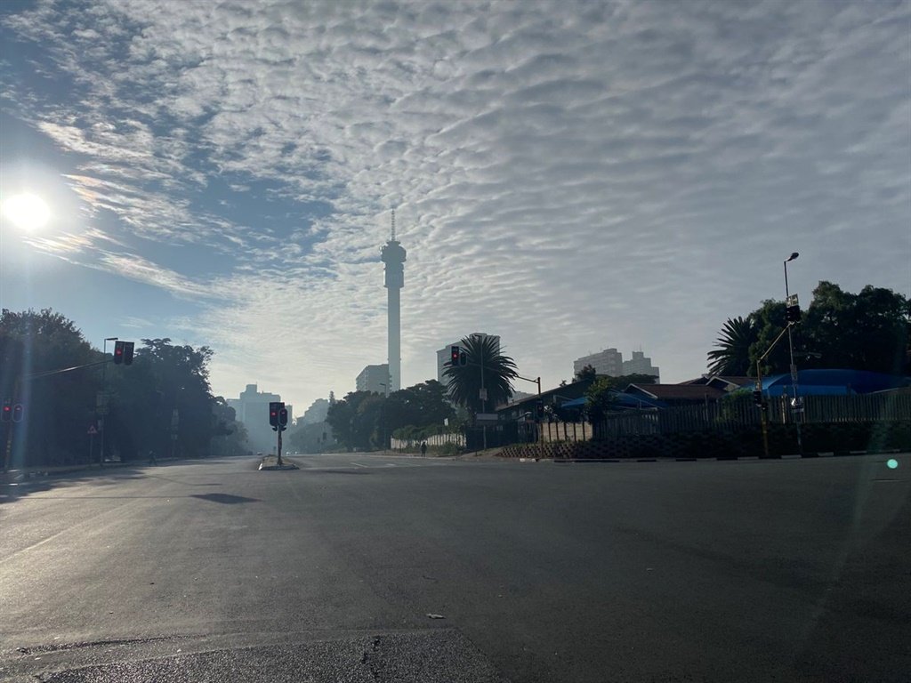 News24's tweet photo. #Day1 | Joburg streets bare as the city heeds the call to stay inside

https://t.co/k6VvqPovaa https://t.co/Lsy5TnhopV