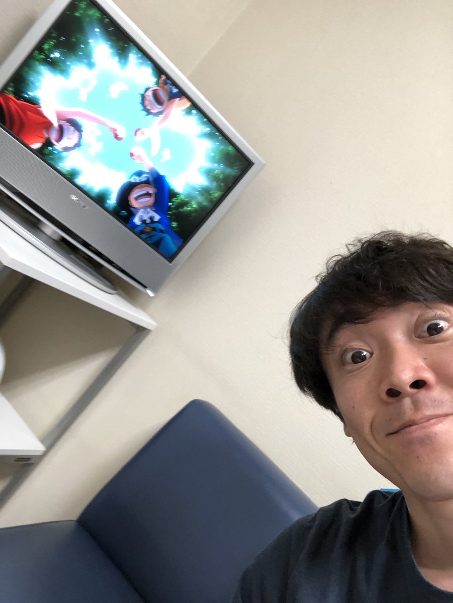 よしお兄さん おっ ワンピース始まった 頂上決戦だ この後 16時25分から Live News It でナレーション出演しますよ よしお兄さん 小林よしひさ ワンピース