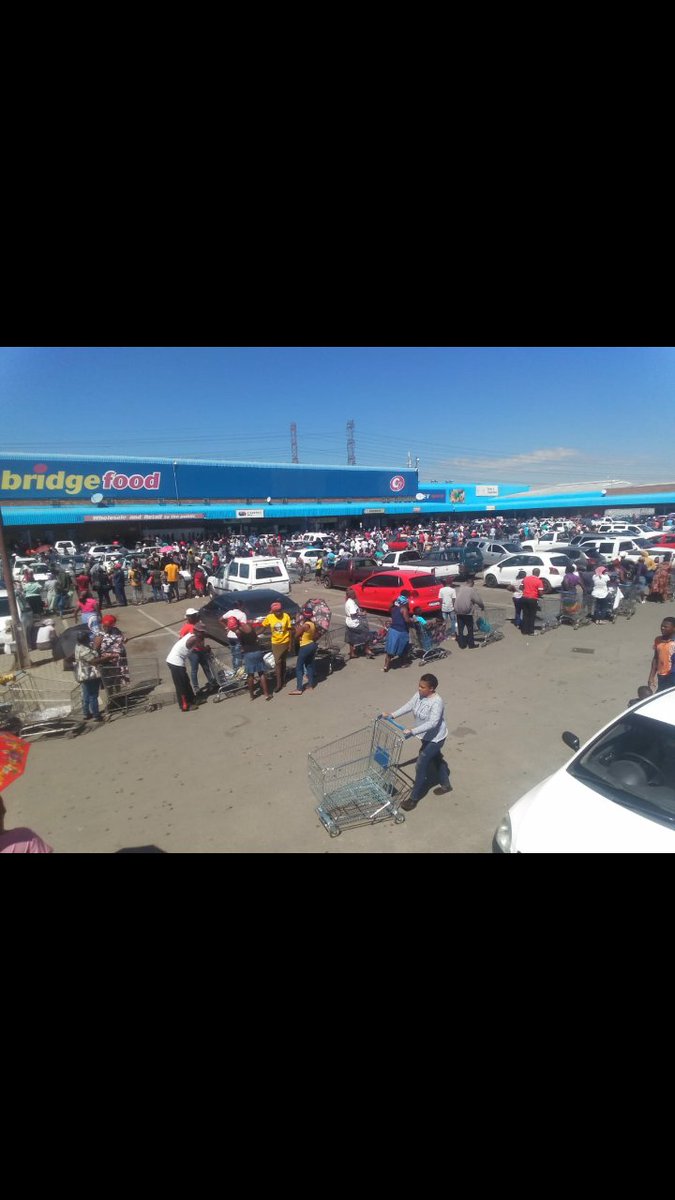 MrDeighjay's tweet photo. Meanwhile Tembisa e re #LockdownSA  for who?? #21daysLockdownSA https://t.co/5cf0MmhIFu
