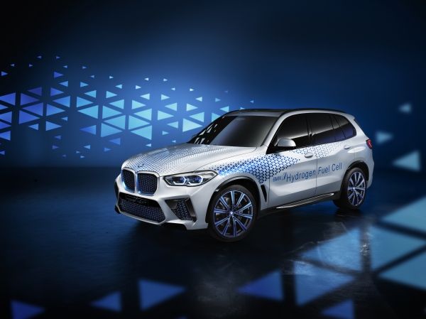 BMWGroupEspana's tweet photo. ¿#SabíasQue en 2022, el Grupo BMW tiene previsto presentar la próxima generación de sistemas de propulsión eléctrica de pila de combustible de #hidrógeno, en un vehículo basado en el actual BMW X5 y producido en una pequeña serie, el #BMW i Hydrogen NEXT? #BMWGroupfacts https://t.co/aMrlQRYatd