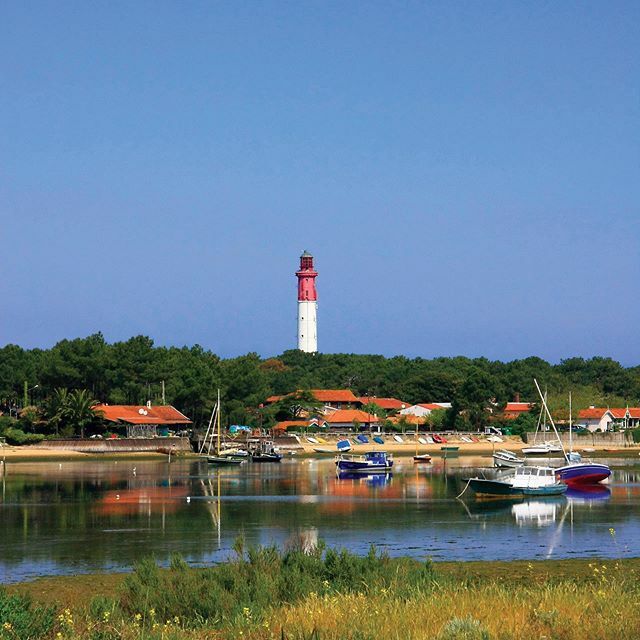 On se plonge dans un paysage coloré du #BassindArcachon même à la maison #capferret #legecapferret #phare #lighthouse #pharecapferret #mimbeau #village #ostreicole #pecheur #cabane #espritbassin #paysage #bateau #boat #villagedepecheurs #foret